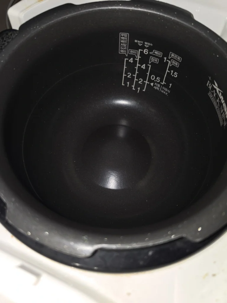 6년 동안 사용한 코팅 내솥 사진
