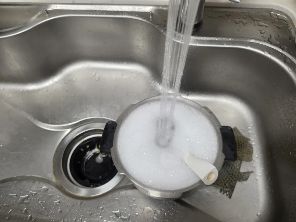 올스텐 내솥을 물에 불리는 사진