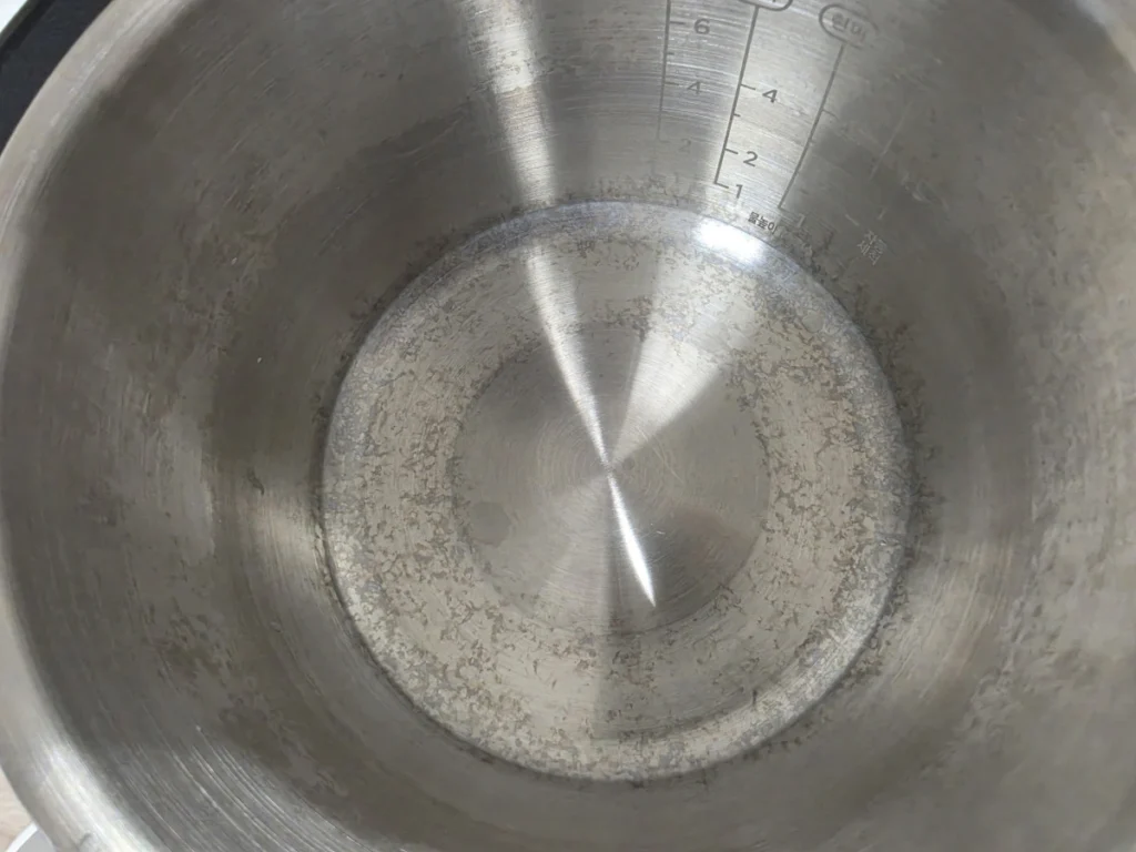 설거지 완료 후에도 올스텐 내솥에 얼룩이 남은 사진