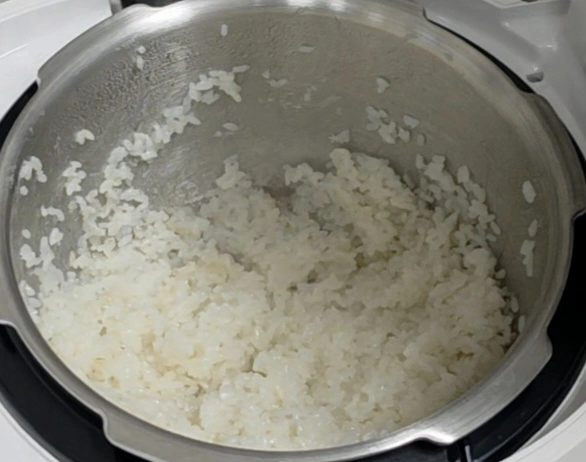 올스텐 내솥에 밥알이 눌어붙은 사진